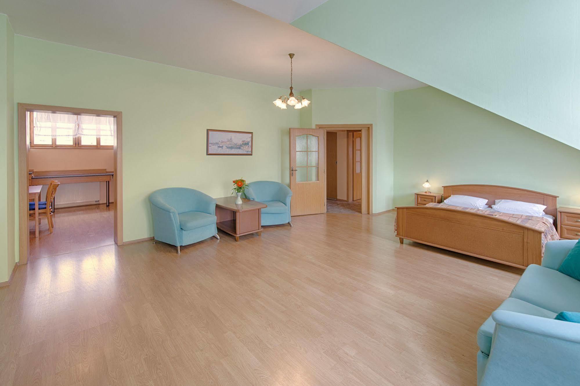 קרלובי וארי Hotel Derby מראה חיצוני תמונה